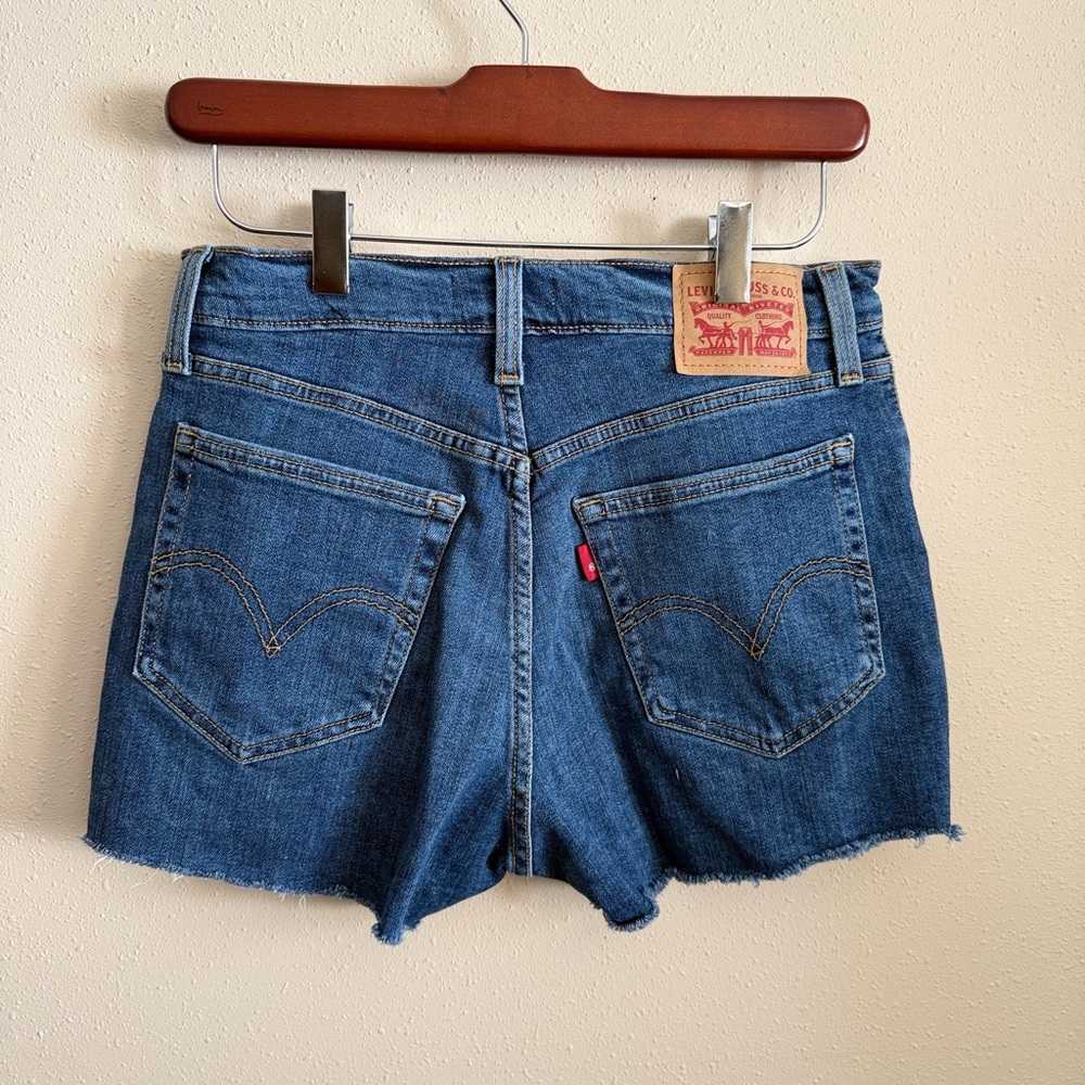 Levi’s High Rise Cutoff Denim Shorts Size 27 Medium Wash Raw Hem